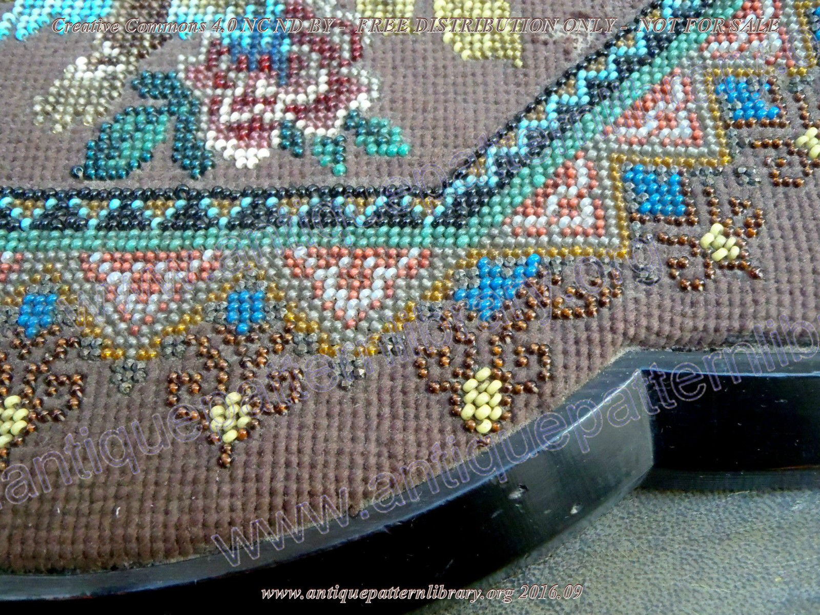 G-BL003 Beaded tea tray